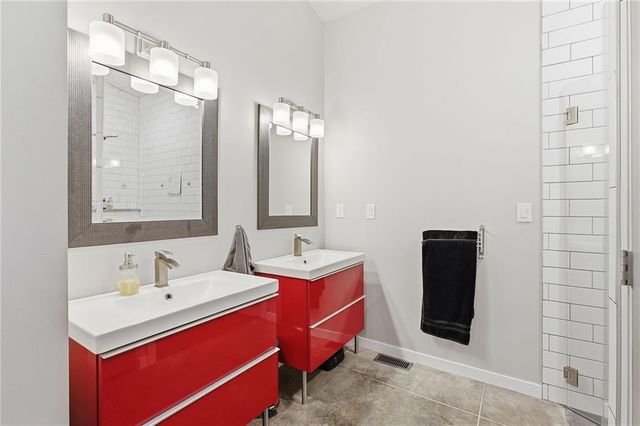 15 NE Johnson Street, Lee's Summit, MO 64063