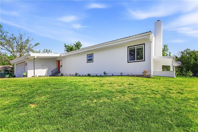 15 NE Johnson Street, Lee's Summit, MO 64063