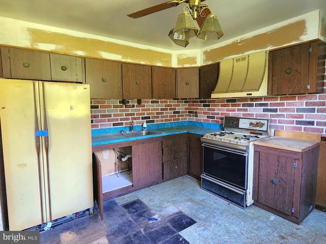 8105 CANDLE LN, Baltimore, MD 21237