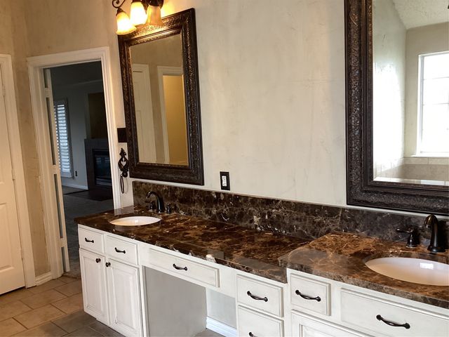 7774 Park Downs Drive, Fort Worth, TX 76137