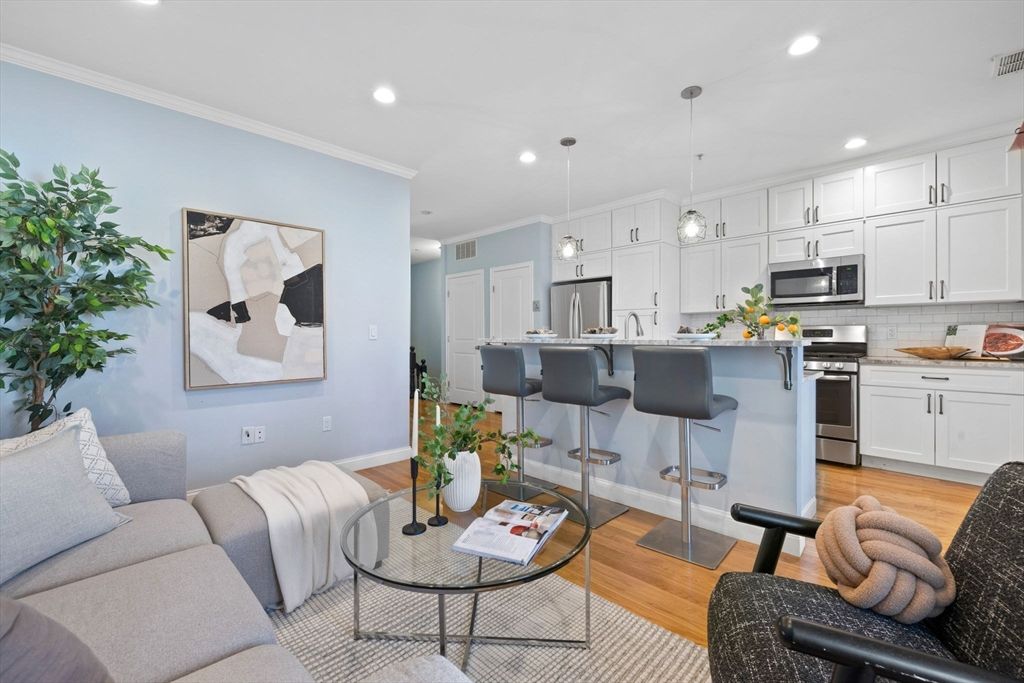 242 W 5th St 3, Boston, MA 02127