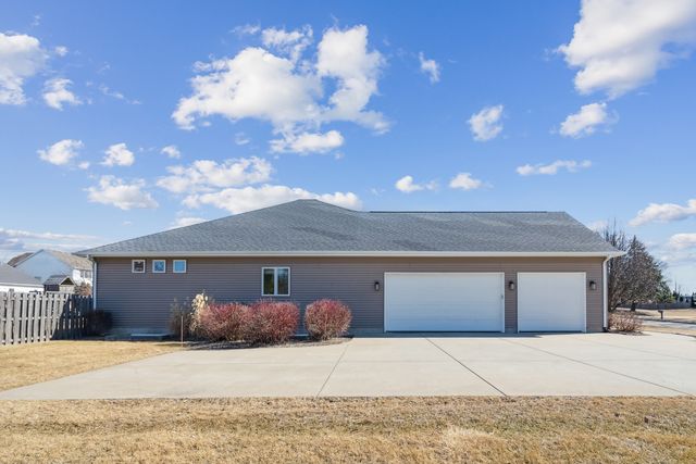 3366 Field Sike Drive, Bettendorf, IA 52722