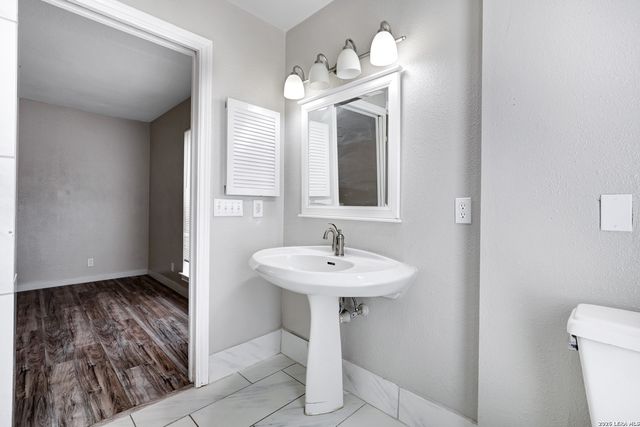 8611 Datapoint Dr Apt 43, San Antonio, TX 78229