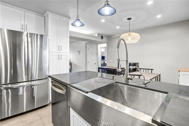 679 S Indian Hill B, Claremont, CA 91711