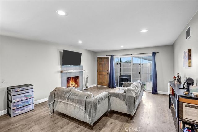 679 S Indian Hill B, Claremont, CA 91711
