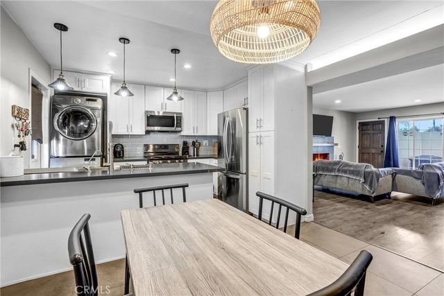 679 S Indian Hill B, Claremont, CA 91711