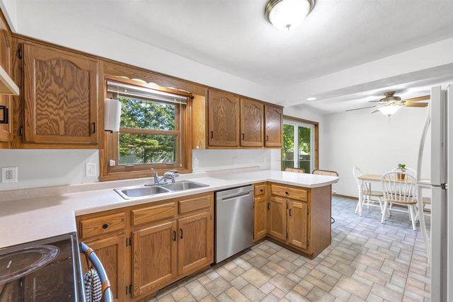 610 S WILD ROSE LANE, Appleton, WI 54914