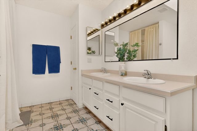 6124 Hokona Place NW, Albuquerque, NM 87120