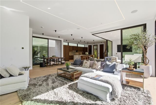 400 Heliotrope, Corona Del Mar, CA 92625