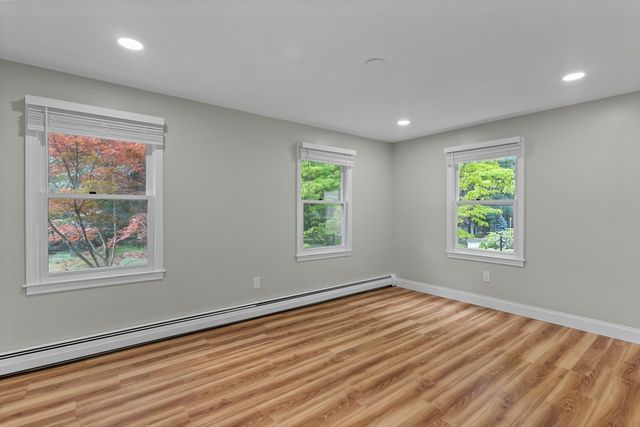 16 Dartmoor Dr, Shrewsbury, MA 01545