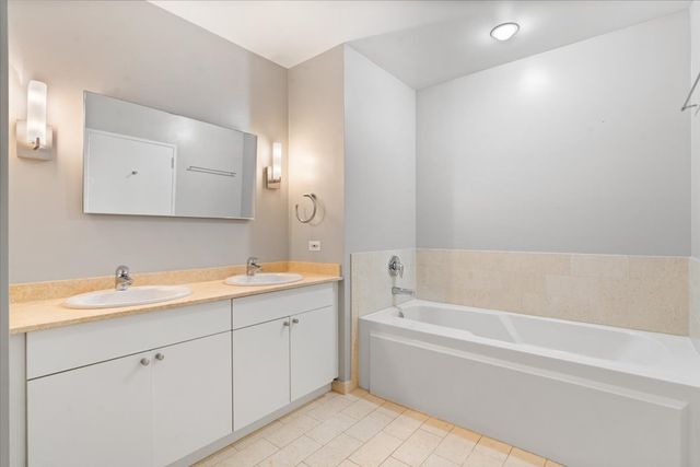 510 W Erie Street 805, Chicago, IL 60654