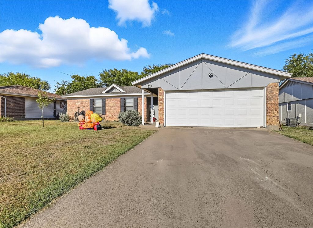 524 NW Charlyne Dr., Burleson, TX 76028
