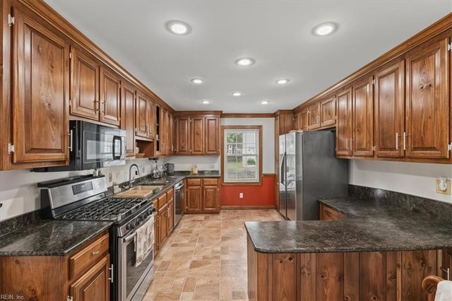 104 King Forest LN, Newport News, VA 23608