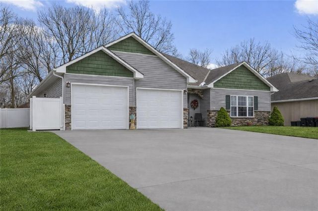607 Oakmont Drive, Warrensburg, MO 64093