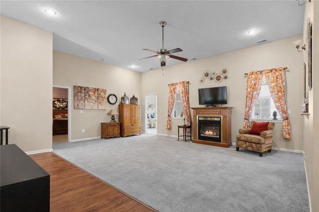 607 Oakmont Drive, Warrensburg, MO 64093