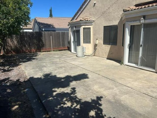8758 Lemas Rd, Sacramento, CA 95828