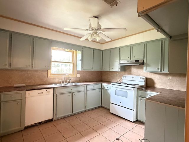 151 Lakeview Dr., Petal, MS 39465