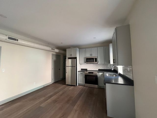 160 Seabury St 10, Fall River, MA 02720