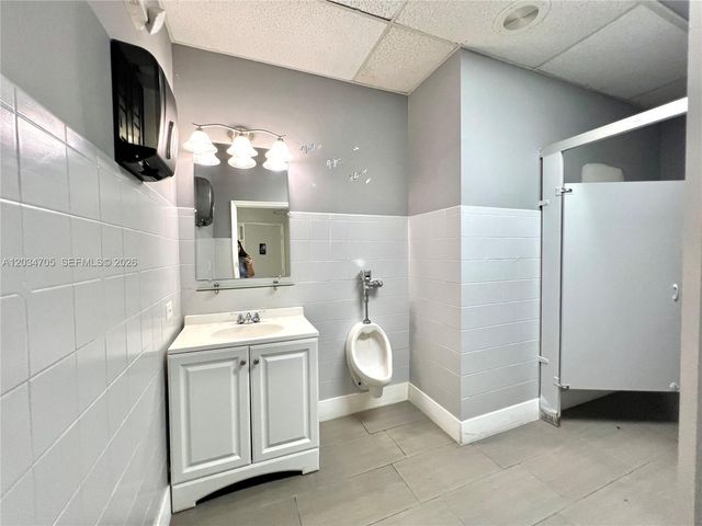 3425 NW 73rd Ave, Miami, FL 33122
