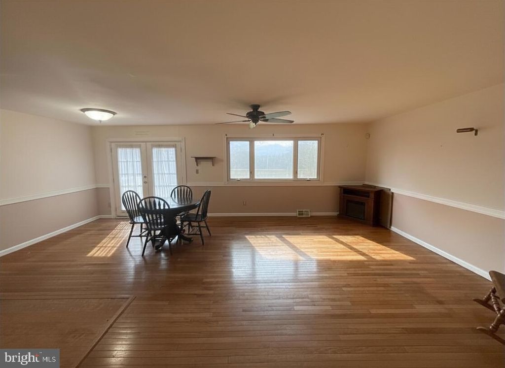 Image 4 of property listing at 303 MACKINTOSH DR, Glen Burnie, MD 21061