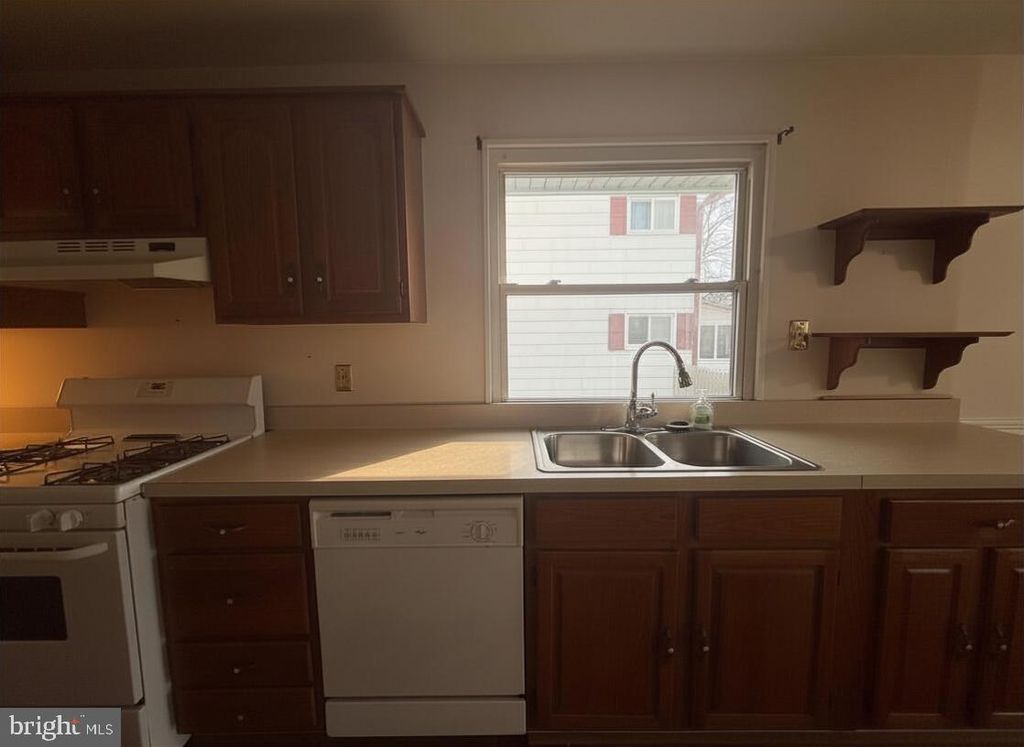 Image 7 of property listing at 303 MACKINTOSH DR, Glen Burnie, MD 21061