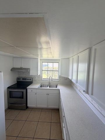 5443 Cresthaven Boulevard F, West Palm Beach, FL 33415
