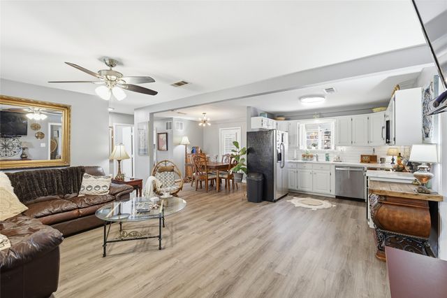 1051 Meadow Oaks Street, Reno, TX 76020