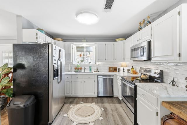 1051 Meadow Oaks Street, Reno, TX 76020