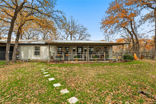 1051 Meadow Oaks Street, Reno, TX 76020