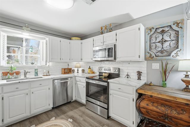 1051 Meadow Oaks Street, Reno, TX 76020