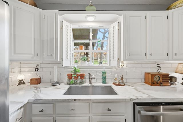 1051 Meadow Oaks Street, Reno, TX 76020