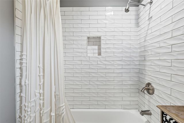 1051 Meadow Oaks Street, Reno, TX 76020