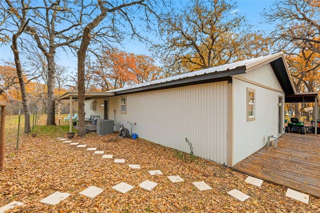 1051 Meadow Oaks Street, Reno, TX 76020