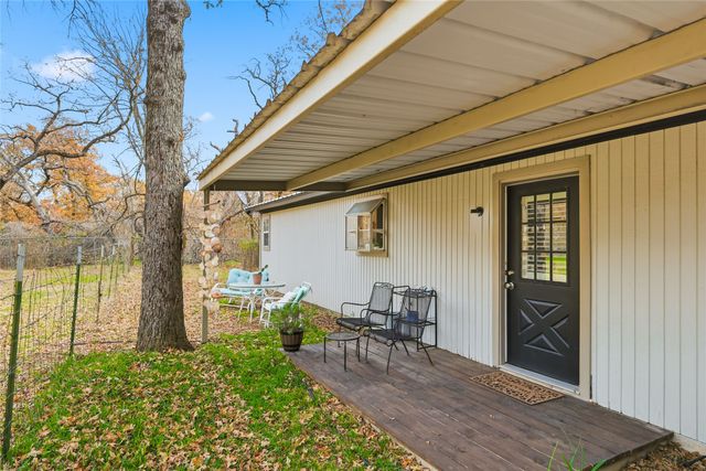 1051 Meadow Oaks Street, Reno, TX 76020