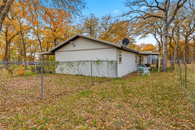 1051 Meadow Oaks Street, Reno, TX 76020