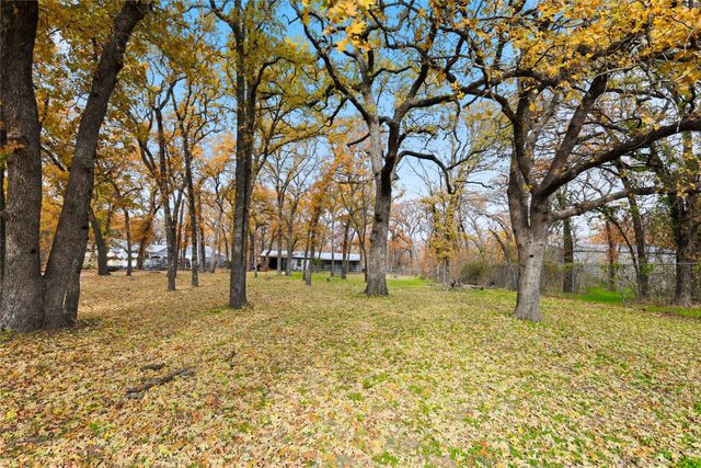 1051 Meadow Oaks Street, Reno, TX 76020