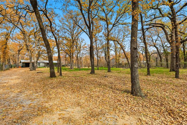 1051 Meadow Oaks Street, Reno, TX 76020