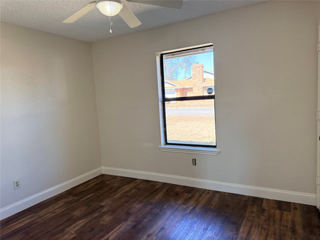 1606 Brook Glen Drive, Sanger, TX 76266