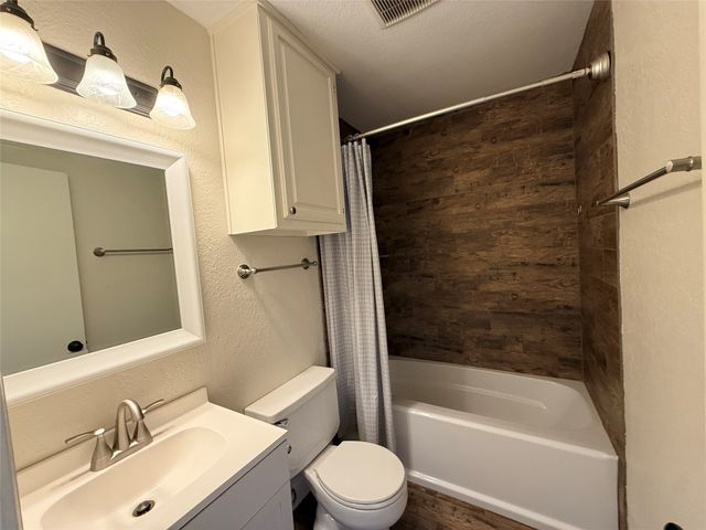 1606 Brook Glen Drive, Sanger, TX 76266