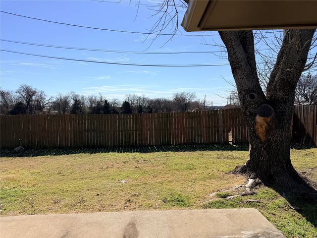 1606 Brook Glen Drive, Sanger, TX 76266