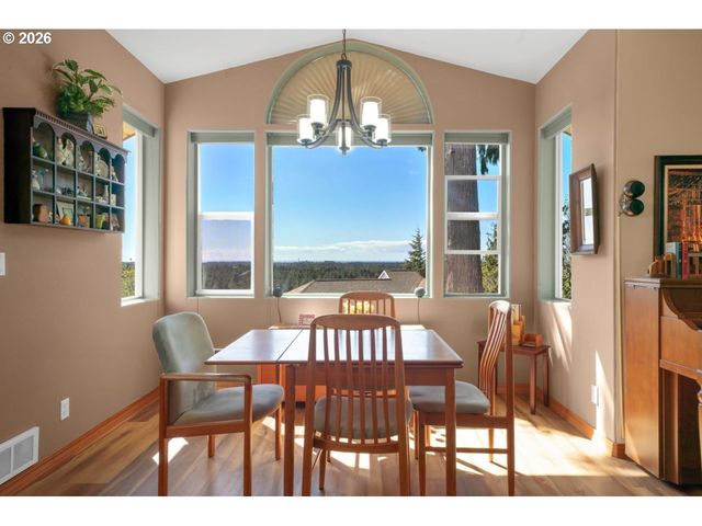 3520 Ocean View Dr, Florence, OR 97439