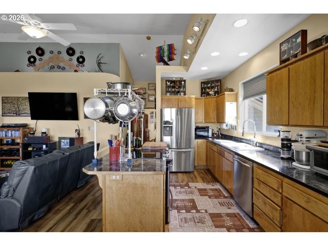 3520 Ocean View Dr, Florence, OR 97439