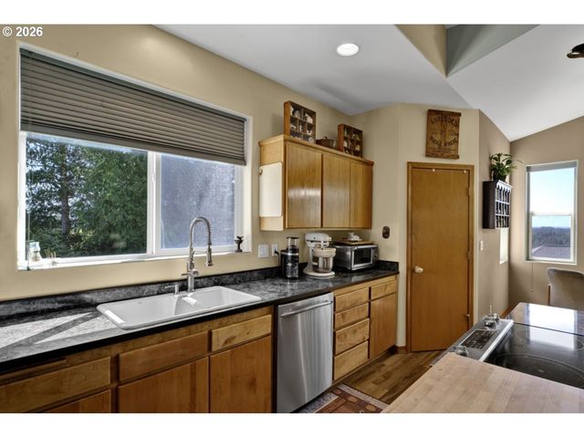 3520 Ocean View Dr, Florence, OR 97439