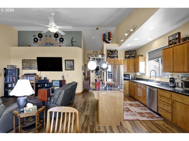 3520 Ocean View Dr, Florence, OR 97439