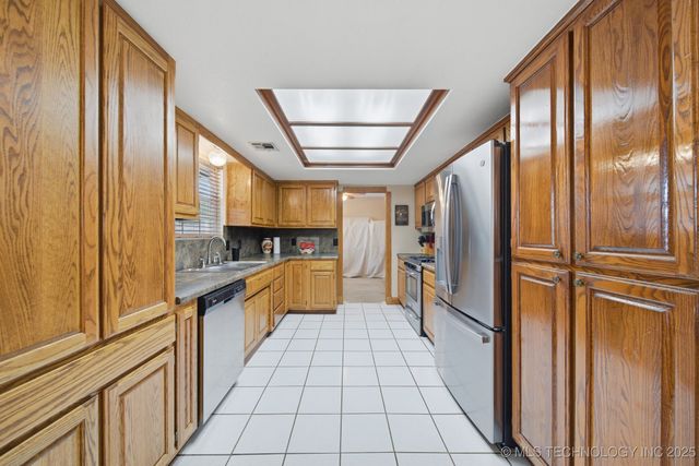 2704 W Montgomery Street, Broken Arrow, OK 74012