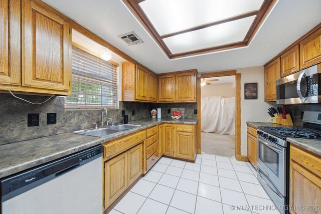 2704 W Montgomery Street, Broken Arrow, OK 74012