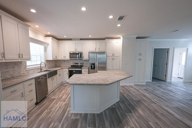 7132 Waycross Highway, Jesup, GA 30427