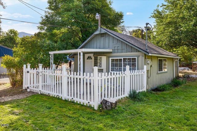 8550 E Evans Creek Road, Rogue River, OR 97537