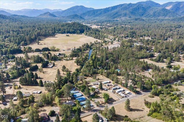 8550 E Evans Creek Road, Rogue River, OR 97537
