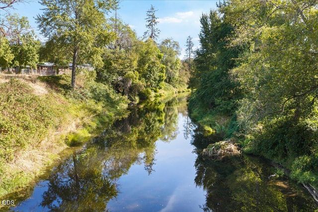 8550 E Evans Creek Road, Rogue River, OR 97537